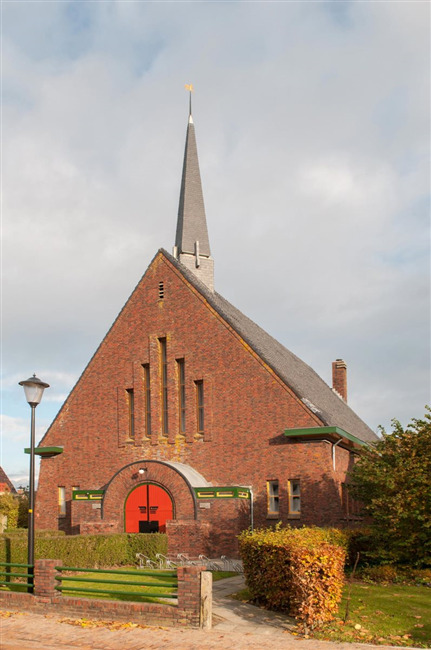 Aanzicht kerk vanaf de Kosterijweg Westeremden.
              <br/>
              Cor Krijger, 2016-11-08